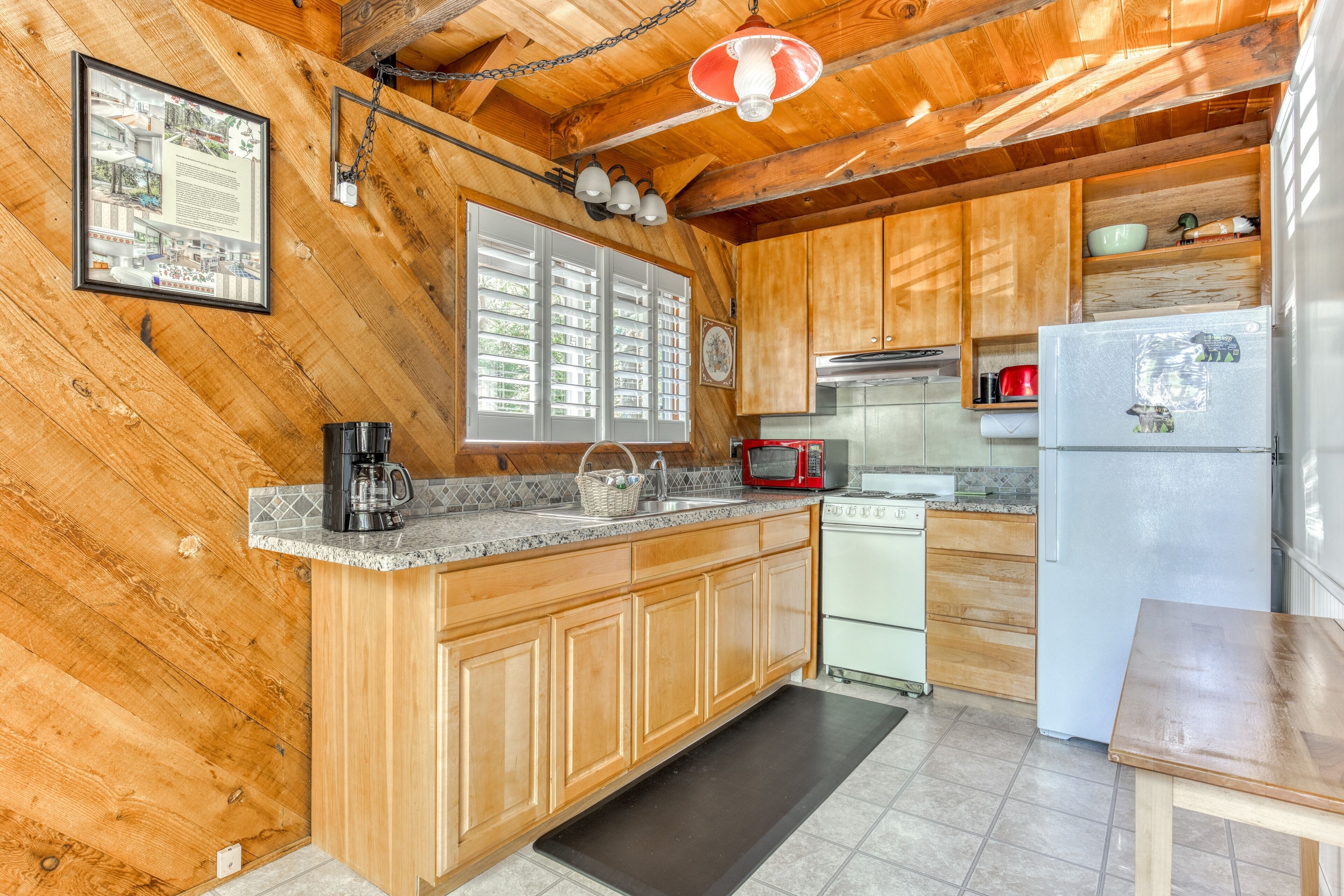 Cozy cabin right on the beautiful Sandy River with amazing deck