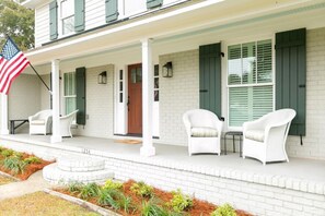 Terrace/patio - The Robin house - Close to Everything! (Mount Pleasant)