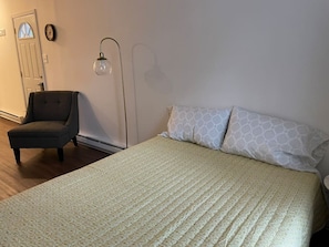 1 bedroom, desk, iron/ironing board, free WiFi - Beautifully updated historic studio in the middle of everything! (Laramie)