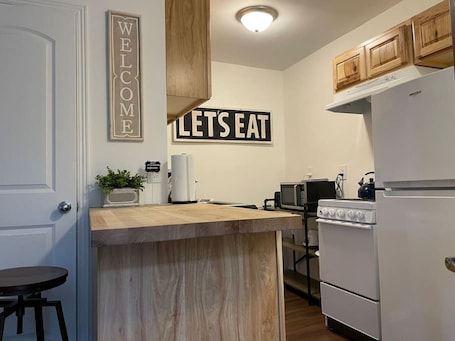 Fridge, microwave, oven, stovetop. Beautifully updated historic studio in the middle of everything!