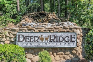 Un muro de piedra con un letrero que indica Deer Ridge Mountain Resort.