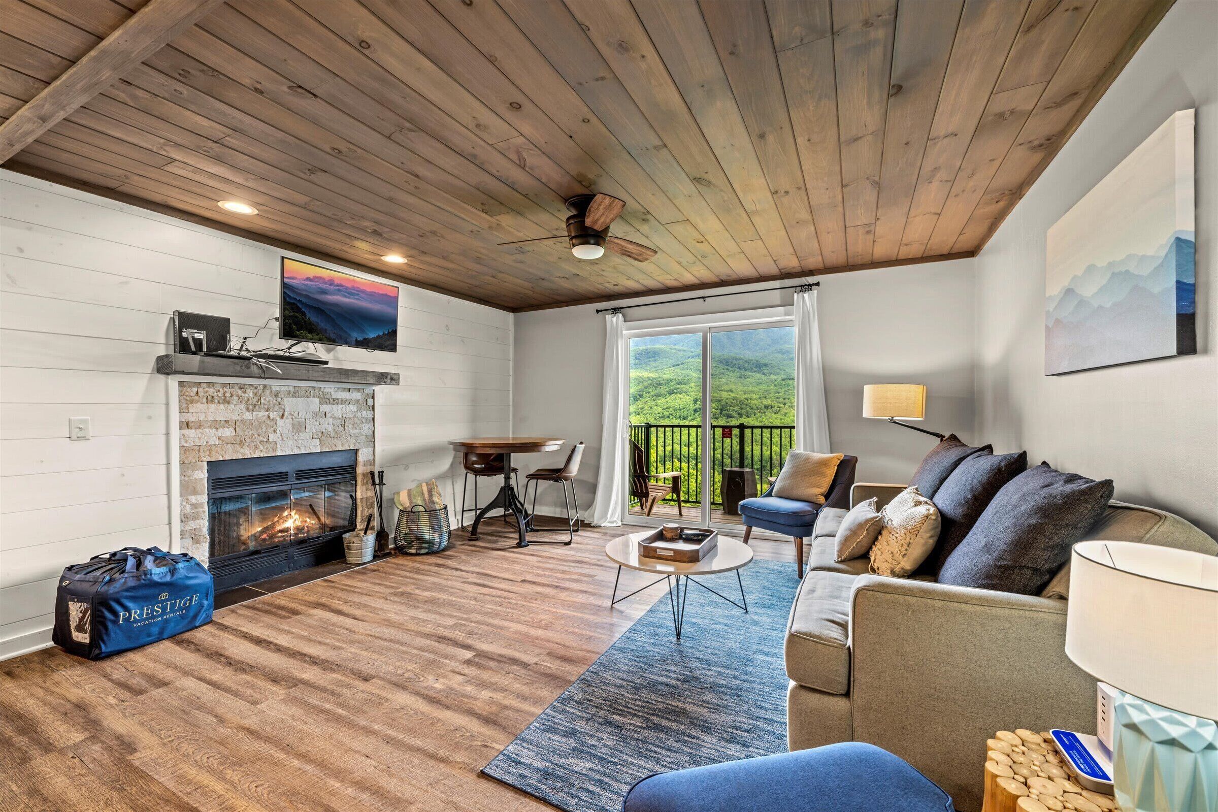 Televisio, takka, työhuone