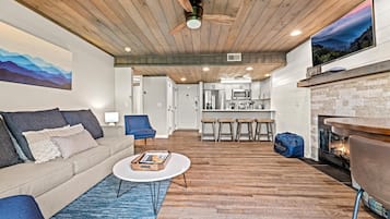 Fernseher, Kamin, Arbeitsbereiche