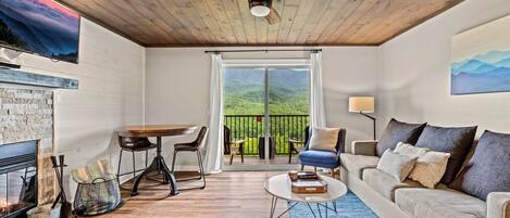 Televisión, chimenea y oficina