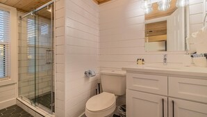 Bathroom - Indoor Pool Access Full Kitchen Mountain Views (Gatlinburg)