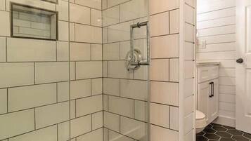 Dusche, Haartrockner, HandtĂŒcher, Seife