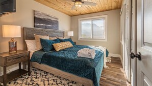 Room - Indoor Pool Access Full Kitchen Mountain Views (Gatlinburg)