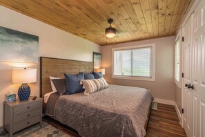 1 habitación, camas con efecto memoria y tabla de planchar con plancha 