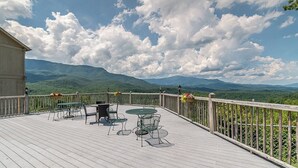 Outdoor dining - Gatlinburg Condo: Mountain Views, Indoor Pool, (Gatlinburg)