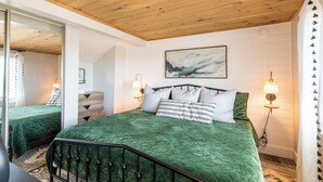 Room - Gatlinburg Condo: Mountain Views, Indoor Pool, (Gatlinburg)
