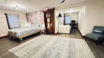 3 bedrooms, desk, iron/ironing board, free WiFi