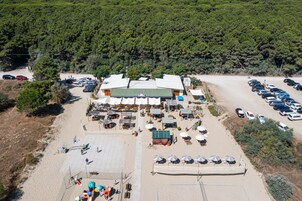 Playa privada, arena blanca, vóleibol de playa, bar en la playa