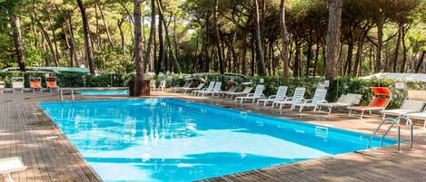 Piscina externa, espreguiçadeiras