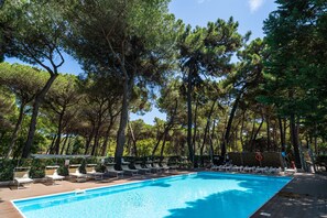 Outdoor pool, sun loungers - Club Del Sole Marina Romea Easy Camping Village (Ravenna)