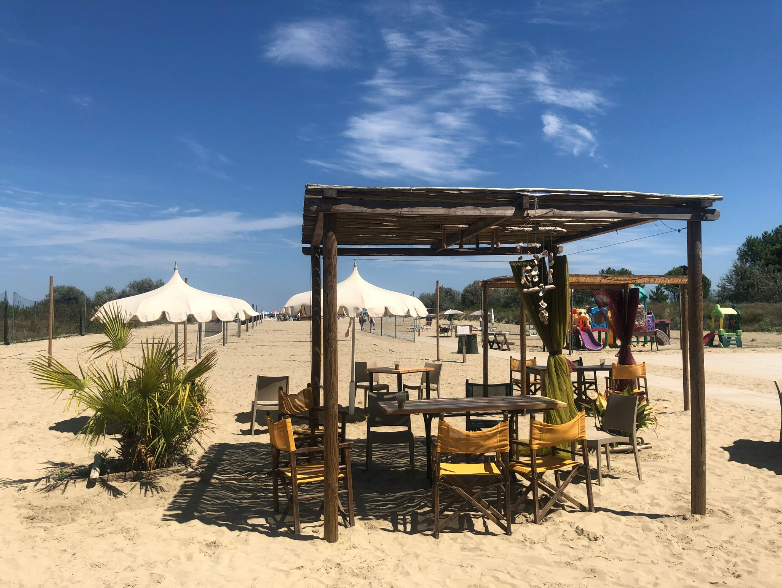 Private beach, white sand, beach volleyball, beach bar