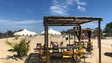 Private beach, white sand, beach volleyball, beach bar