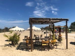 Playa privada, playa de arena blanca y vóleibol de playa 