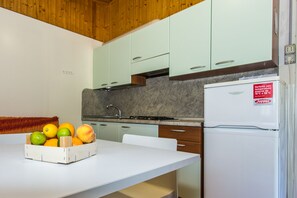 冰箱、炉灶、厨具/餐具