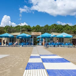 Private beach, white sand, beach volleyball, beach bar