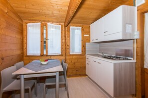 Chalet Confort (Pet Friendly) | Cocina privada | Refrigerador, parrilla de estufa y utensilios de cocina 