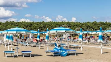 Privatstrand, weißer Sandstrand, Volleyball, Strandbar