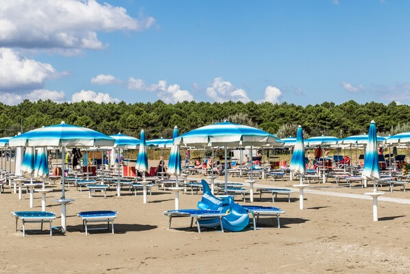 Private beach, white sand, beach volleyball, beach bar