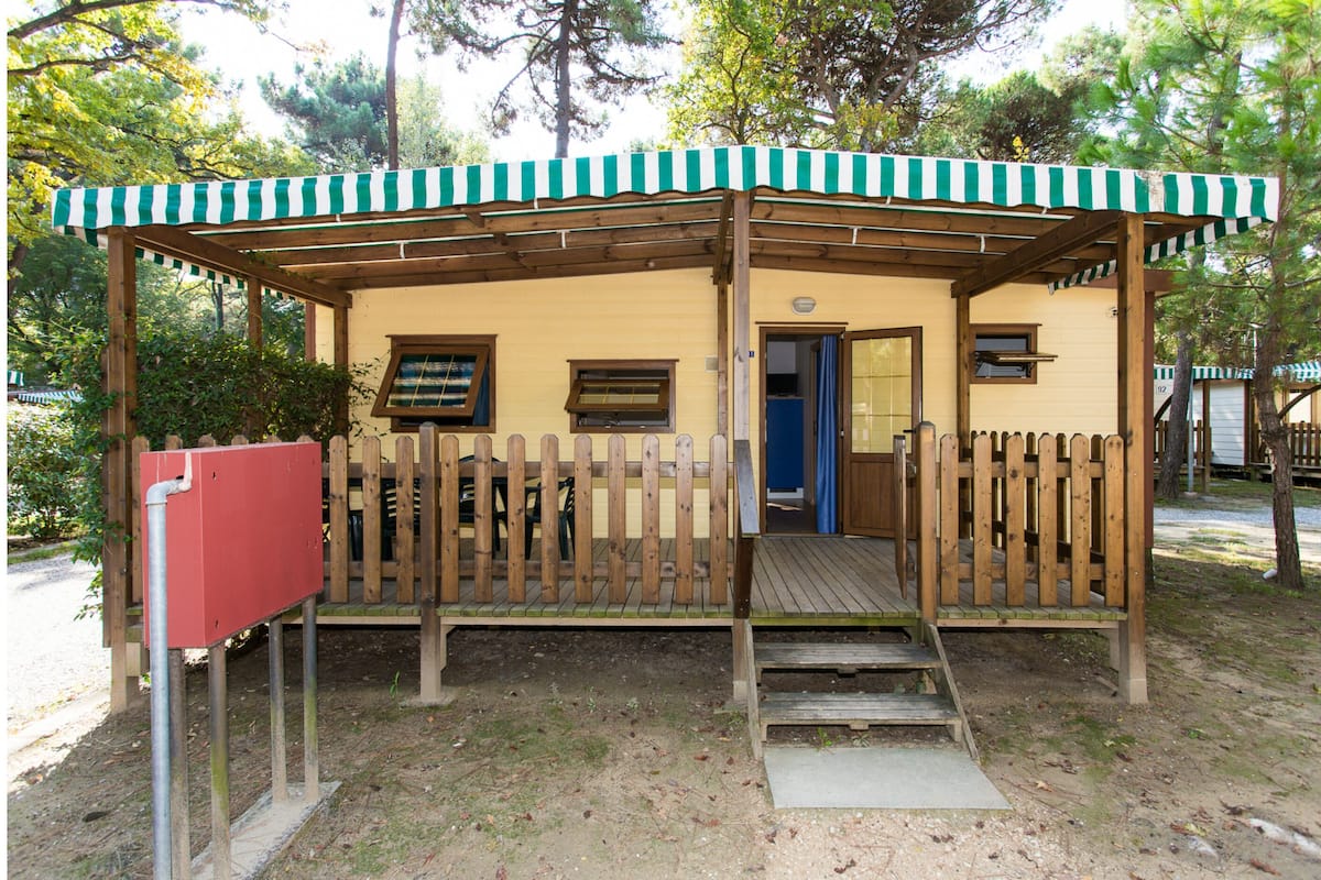 2 bedrooms, cots/infant beds