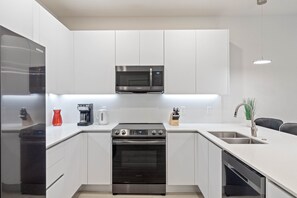 Refrigerador, microondas, horno y parrilla de estufa 