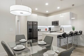 Dining - Brand new pool home near Disney (Clermont)