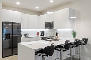 Refrigerador, microondas, horno y parrilla de estufa