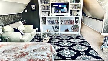 Smart TV, fireplace, books, music library