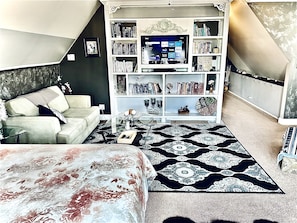 Smart TV, fireplace, books, music library - "Zen Country Wellness Retreat:Fire Pit Reflections & Countryside by Gigi Nicole" (Dallas)