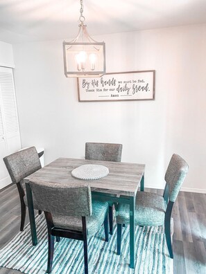 Dining - LAKE HOUSE STYLE CONDO- Walk to the Marina, Sleeps 4! (Branson)