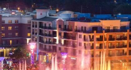 WALK-IN LAKE HOUSE CONDO- Walk to the Marina, Sleeps 4!