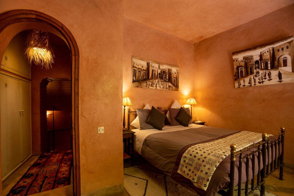 Comfort Room | In-room safe, soundproofing, WiFi (free), individually decorated
