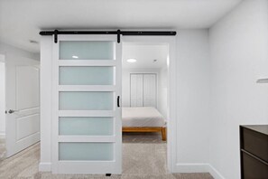 4 bedrooms, desk, iron/ironing board, travel crib - The Maren Bleu - A Modern Oasis (Walla Walla)