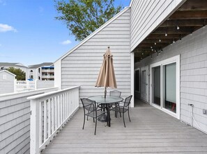 Outdoor dining - New to the rental Market - Beautiful 2 BR 2 BA Cond with Pool (Ocean City)