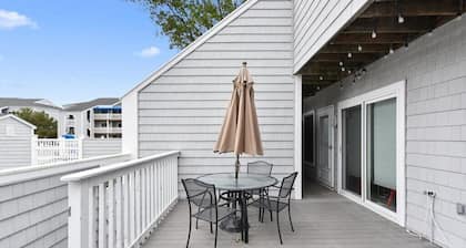 New to the rental Market - Beautiful 2 BR 2 BA Cond with Pool