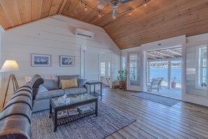 Älytelevisio, takka, DVD-soitin, kirjoja