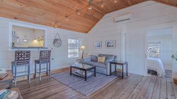 Smart-tv, eldstad, dvd-spelare och böcker