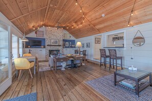 Interior - The Crab Shack on Carter's Creek (Weems)