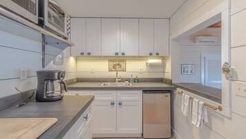 KylskÄp, mikrovÄgsugn, kaffe- och tebryggare och vattenkokare