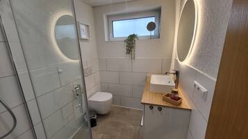 Douche, sĂšche-cheveux, serviettes fournies, papier toilette
