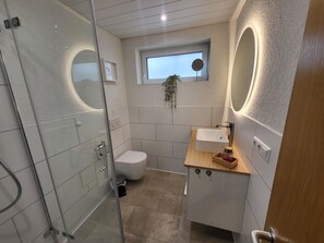 Shower, hair dryer, towels, toilet paper - Ferienwohnung Am Neuenberg (Simonswald)