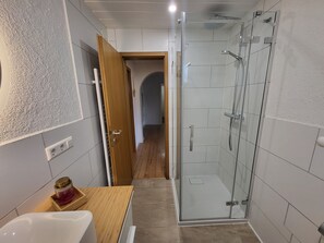 Bruser, hårtørrer, håndklæder, Toiletpapir