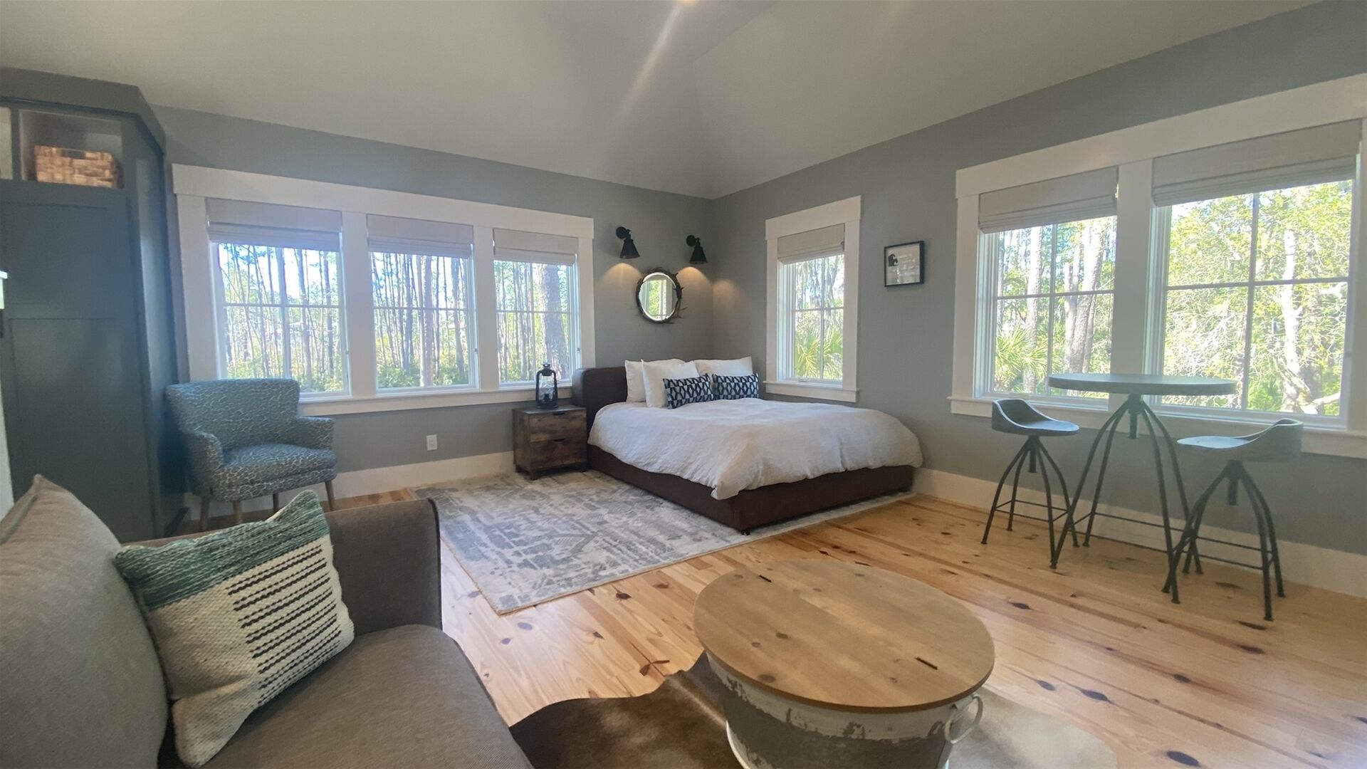 A Beautiful Carriage House in Moreland Village!