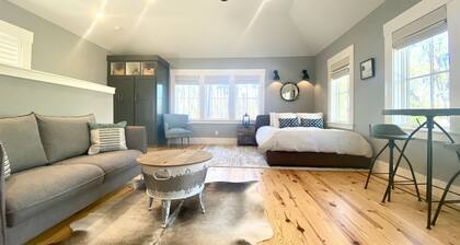 Fabulous, Comfy Carriage House in Moreland Village