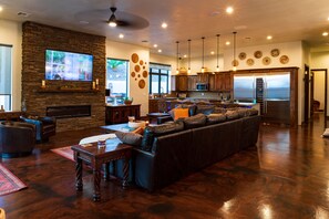 TV connectée, cheminée, chaîne hi-fi