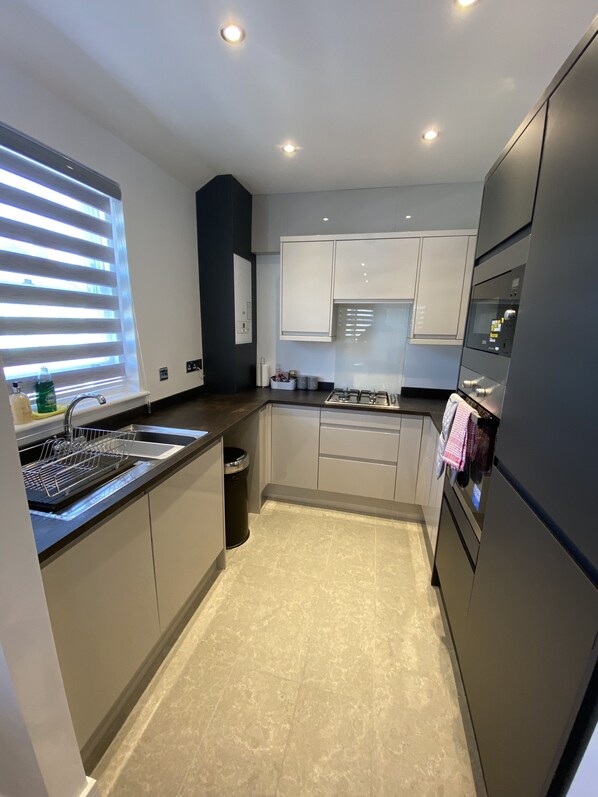 ميكروويف، غسالة أطباق، ماكينة لصنع القهوة/الشاي