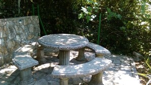Outdoor dining - Studio apartment in Jadranovo with Balcony, Air condition, WIFI (3856-3) (Jadranovo)